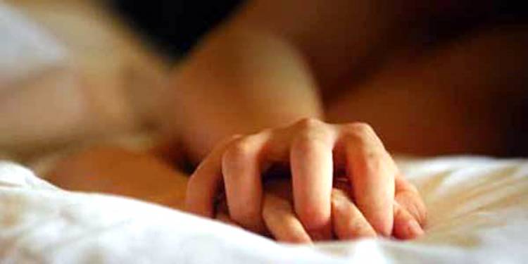 Istri Berhubungan Seks Disamping Suami yang Stroke dengan Pria Lain, Anak Menjerit Histeris Melihatnya