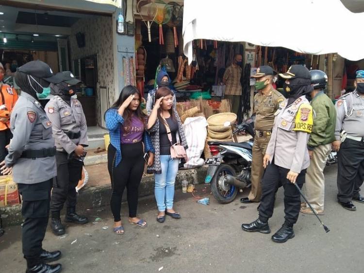 Selalu Semangat Kapolres Banjar Sampaikan Imbauan Protokol Kesehatan Sambil Berjalan Kaki