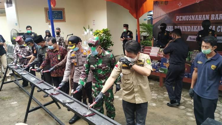 Barang Ilegal Senilai Rp 18,7 Miliar Dimusnahkan Kantor Bea dan Cukai Tembilahan