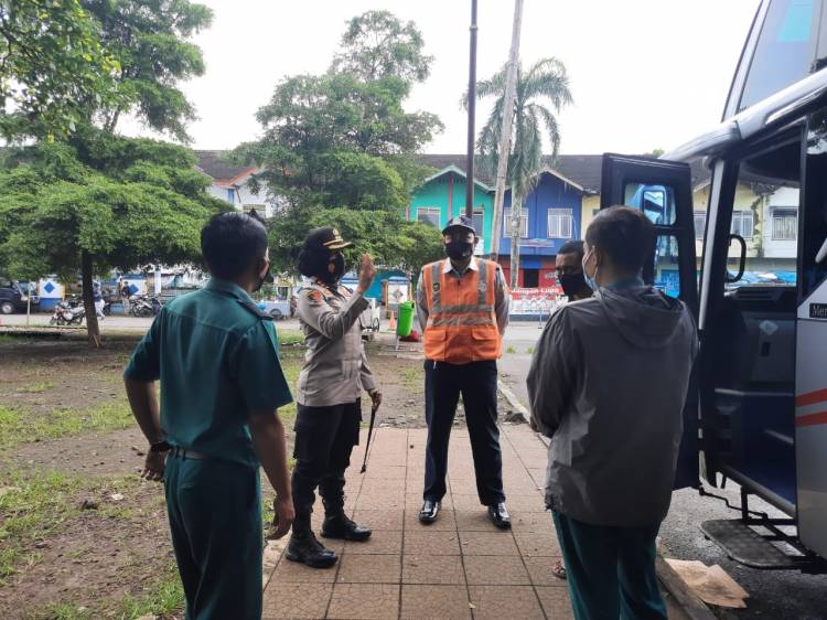 Kapores Banjar Ingatkan Awak Bus dan Calon Penumpang di Terminal Bus Banjar Patuhi Prokes