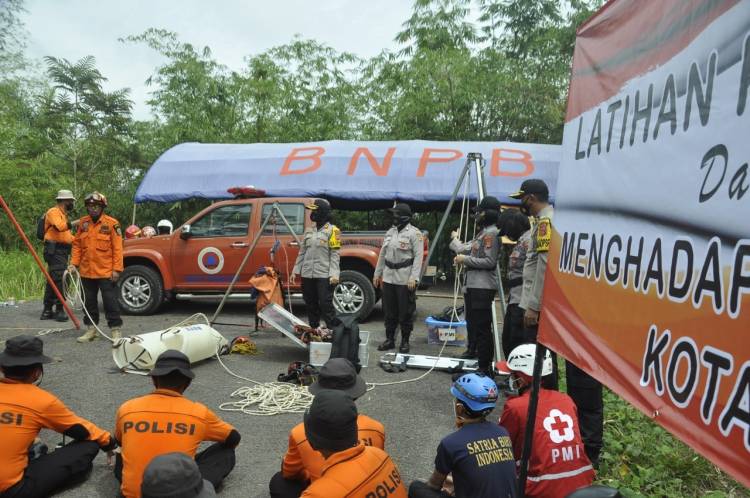 Polres Banjar bersama BPBD dan PMI Kota Banjar Latihan Gabungan dalam Menghadapi Bencana Alam dan Evakuasi Korban Bencana