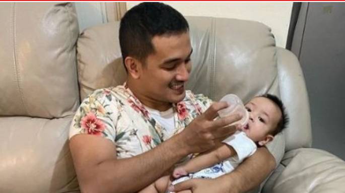 Rela pakai Daster Sang Istri Asalkan Anaknya Mau Minum Susu Botol 