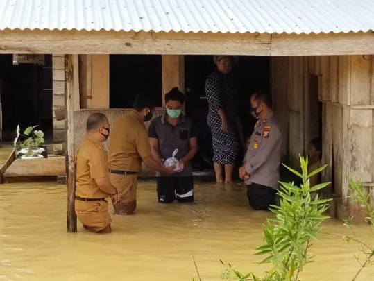 Kapolres Kuansing Rela Basah Kuyup Temui Masyarakat Tertimpa Banjir untuk Bagikan  Nasi Bungkus