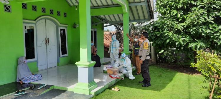 Bhabinkamtibmas Kelurahan Purwaharja Turut Serta dalam Penyemprotan Disinfektan