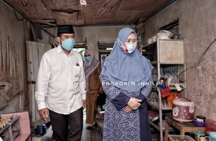 Hj Zulaikha Wardan Selaku Ketua PC Muslimat NU Bersama BAZNas Melakukan Rehab Rumah Asnida 