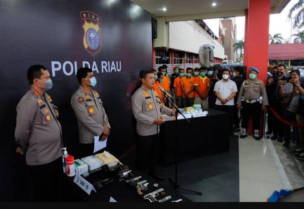 Polda Riau Gulung Sindikat Narkoba, 9 Tersangka dan 7 Pucuk Senpi serta 3 KG Sabu Diamankan