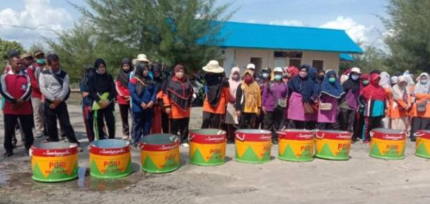Dalam Rangka HUT PGRI 350 Guru di Rupat Gelar Kegiatan Bakti Sosial Bersih Pantai Ketapang