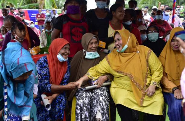 Kampanye Ditengah Hujan, Mak-mak Sepakat Dukung Kasmarni-Bagus