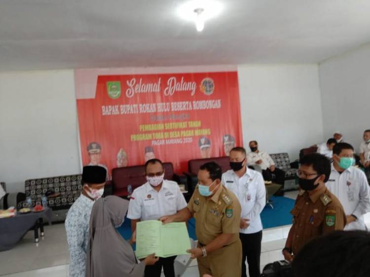 Bupati Sukiman Serahkan 106 Sertifikat Warga Pagar Mayang di Tambut