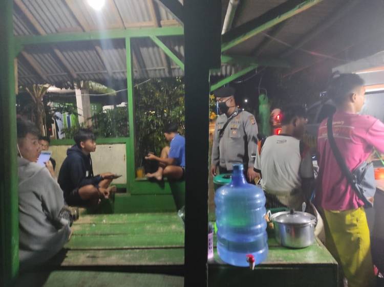 Patroli Malam, Unit Patroli Polsek Langensari Datangi Pos Ronda Sampaikan Imbauan Protokol Kesehatan