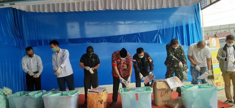 Loka POM Inhil Musnahkan Makanan dan Obat Ilegal, Senilai 400 Juta Lebih