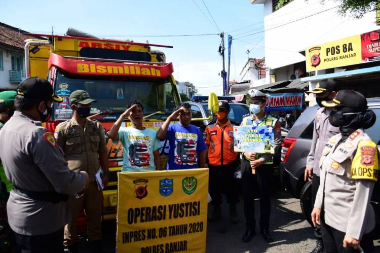 Kapolres Banjar Ingatkan Pengemudi Truk Patuh Protokol Kesehatan Covid-19