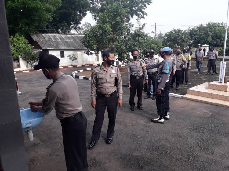 Anggota Polsek Pataruman Wajib Cek Tubuh, Mencuci Tangan dan Membawa Hand Sanitizer