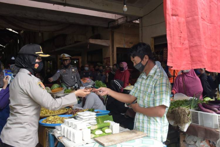 Di Pasar Langensari Kapolres Banjar bersama Walikota Banjar Bagikan Masker dan Sampaikan Imbauan Ini