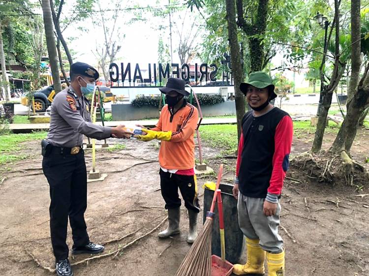 Jumat Berbagi, Polres Inhil Bagikan Nasi Kotak ke Tukang Becak dan Penyapu Jalanan di Tembilahan
