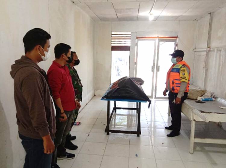 Seorang Kakek Ditemukan Meninggal di Dalam Tongkang yang Tenggelam di Tembilahan Hulu