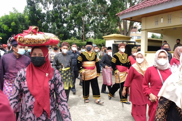 Terima Gelar Kehormatan Adat Datuak Bandaro Alam, Kapolda Riau : InsyaAllah Akan Saya Jaga Amanah Dengan Baik