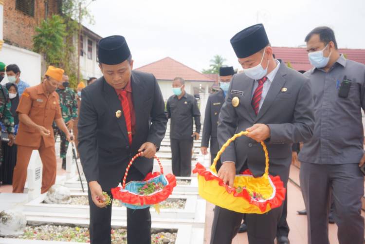Peringati Hari Pahlawan, Bupati Rohil dan Forkompinda Tabur Bunga di TMP Kusuma Bhakti