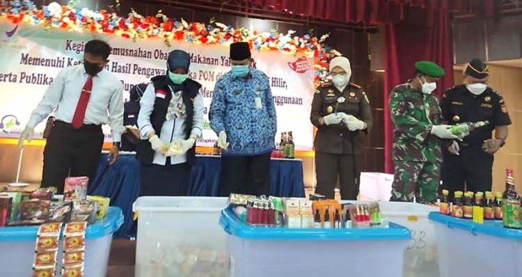Loka POM Inhil Musnahkan Obat dan Makanan yang Tidak Memenuhi Ketentuan dan Berbahaya