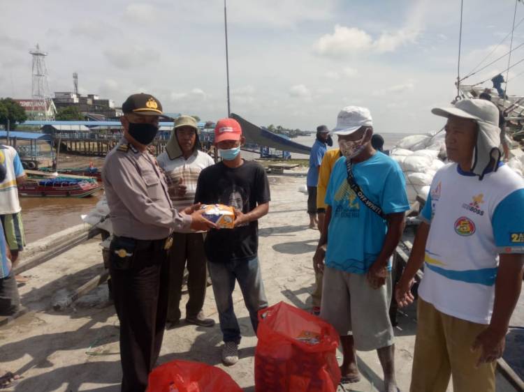 Polres Inhil Bagikan Bantuan Pada Masyarakat
