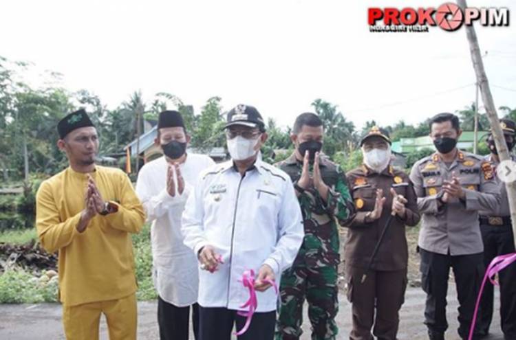 Bupati Inhil HM.Wardan Resmikan Jalan Desa Griya Mukti Jaya Kecamatan Teluk Belengkong