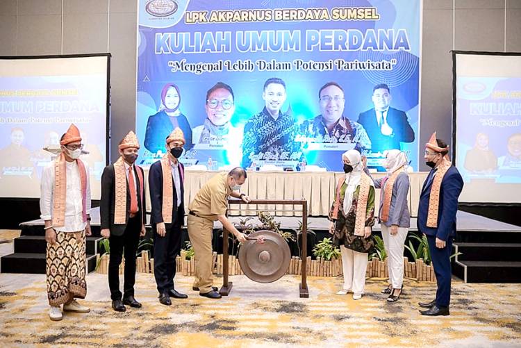 Donatur Beasiswa Indonesia Recovery, Syafii Efendi Beri Kuliah Umum di LPK Akparnus Berdaya