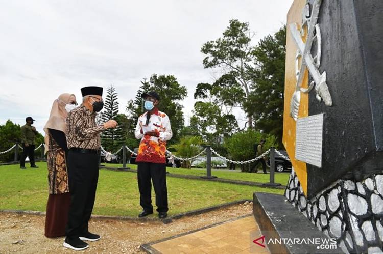 Berbaju Batik, Wapres Ma&rsquo;ruf Amin Kunjungi Tugu MacArthur di Papua