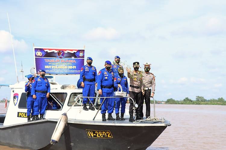 Peringati HUT Polairud ke-71, Polres Inhil Gelar Upacara Tabur Bunga di Perairan Indragiri