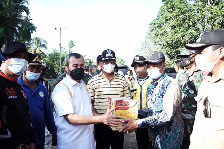 Gubernur Syamsuar dan Bupati Inhil HM. Wardan Serempak Berikan Bantuan ke Korban Banjir