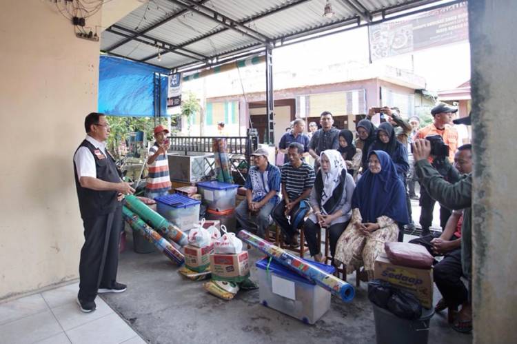 Bupati Inhil Bersama Ketua PMI Berikan Bansos Korban Kebakaran di Lr.Suwito Tarjo Tembilahan