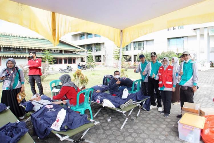 Bupati Inhil Bersama Ketua PMI Apresiasi Aksi Donor Darah pada Peringatan HUT PGRI ke-77