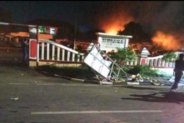 Sekelompok Massa Rusak Mapolsek Ciracas, Kendaraan Dibakar. Begini Kronologisnya