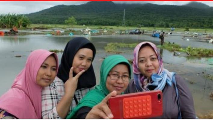 Selfie Dekat Mayat dan Puing Tsunami Selat Sunda, Demi Banyak Like