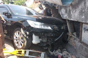 Lagi Asik Duduk di Belakang Rumah, Sekeluarga Diseruduk Honda Accord