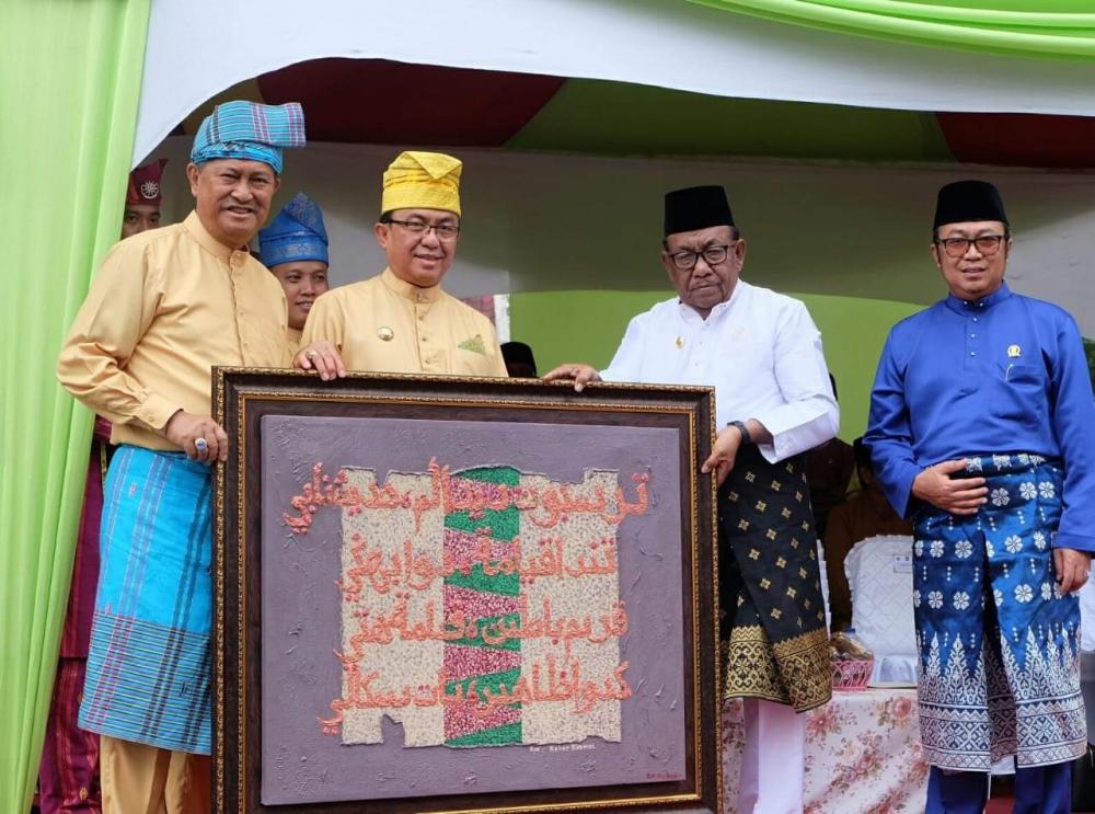 Bupati dan Wabup Inhil Ikuti Pawai Ta'aruf MTQ  XXXVII Provinsi Riau di Pekanbaru