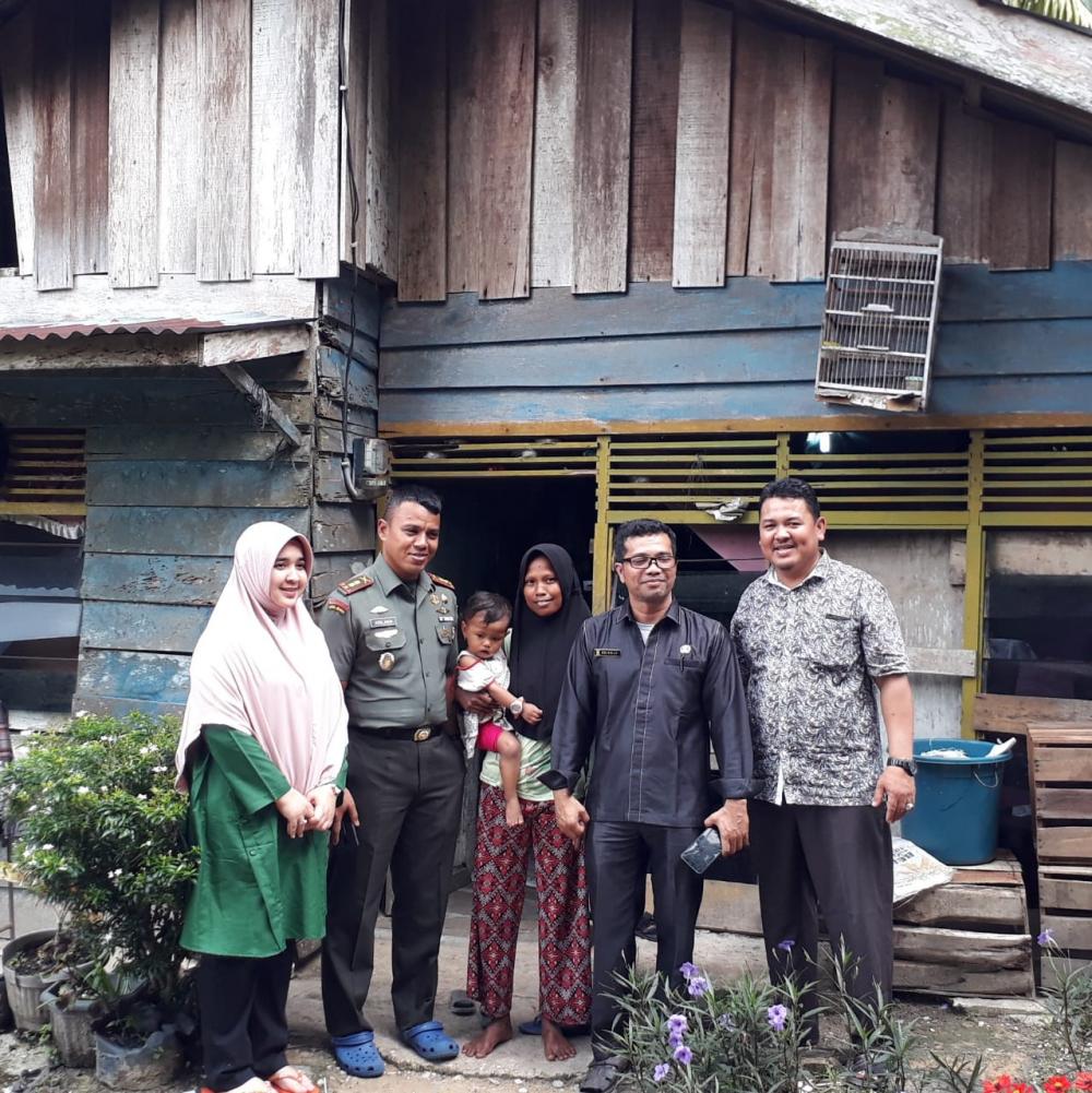 Dandim 0313/KPR Bersama Kades Simpang Kubu Berikan Bantuan Rumah Layak Huni