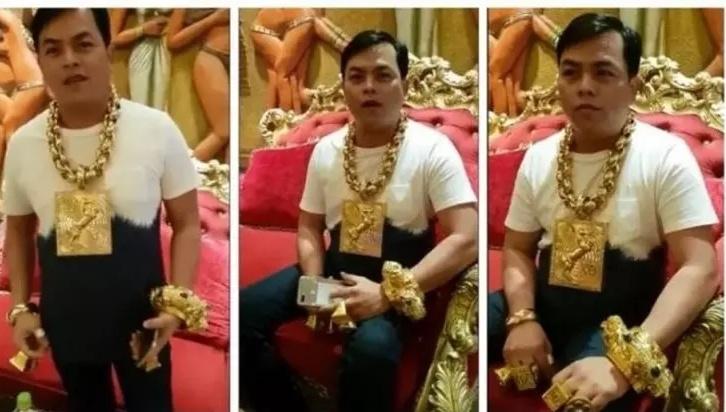 Pria Ini Pakai Perhiasan Emas Seberat 13 Kg Setiap Hari, Alasannya Karena ini... 
