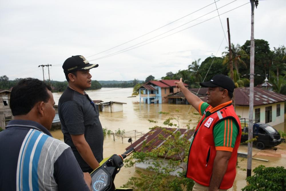 Sekda Kampar Meninjau 3 Kecamatan dan beberapa Desa yang terendam banjir