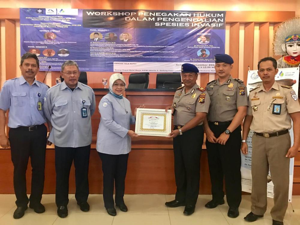 13 orang Anggota Polres Inhil  menerima Perhargaan dari KEMENTRIAN KELAUTAN DAN PERIKANAN REPUBLIK INDONESIA 