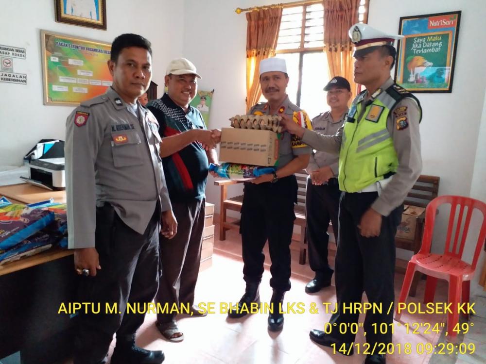 Kapolsek Kampar Kiri Beri Bantuan Sembako Korban Banjir di Desa Sei Paku dan Lipat Kain Selatan