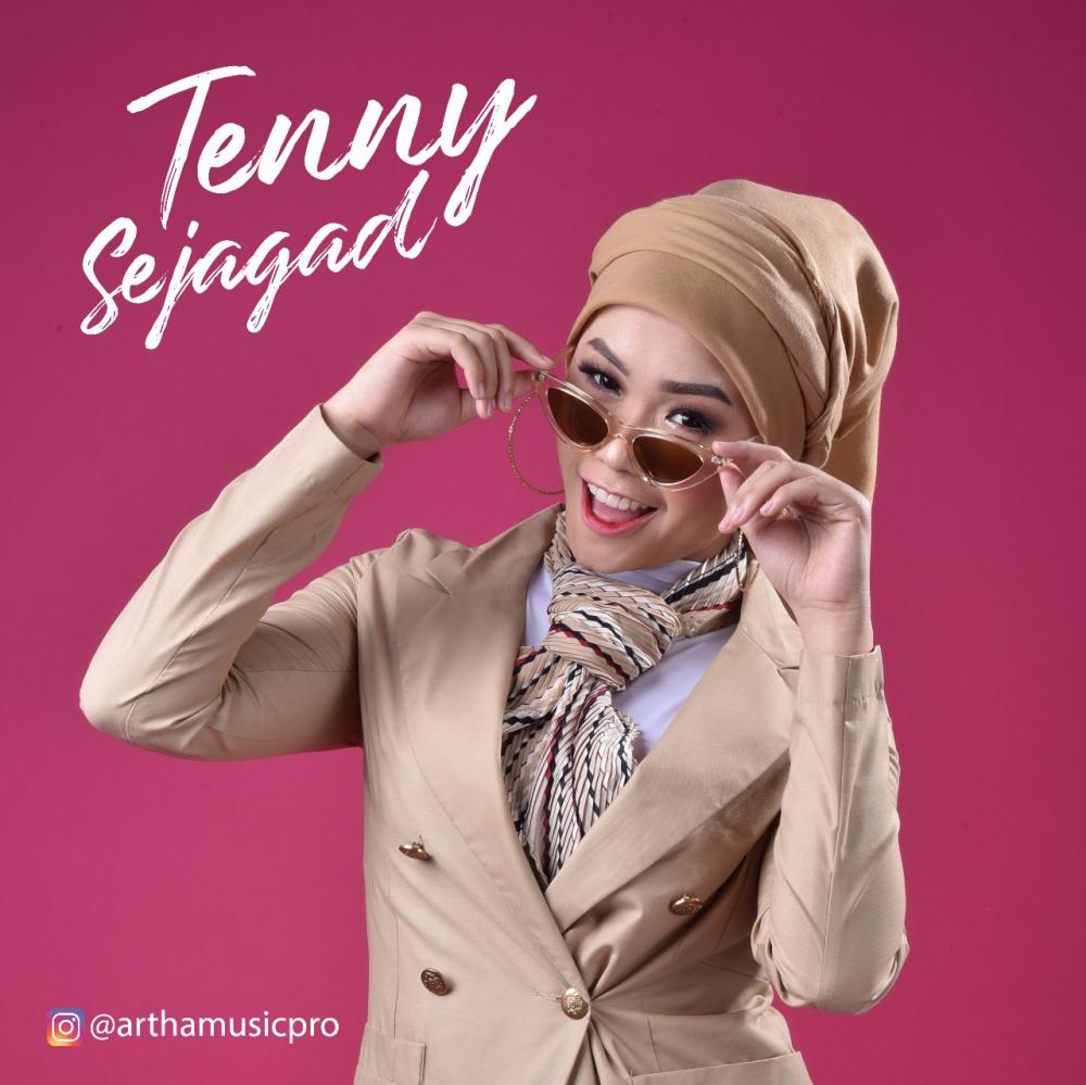 TENNY SEJAGAD  walaupun berhijab, tidak menghalangi untuk berkarier.