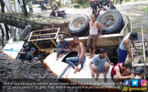 Orang Gangguan Jiwa Nyetir Truk Molen, Begini Jadinya