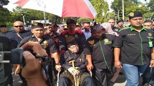 KETIKA GELAR BUKAN SEGALANYA,Tokoh Riau Letjen(Purnawirawan (TNI) Syarwan Hamid Serahkan Gelar Adat Ke LAM Riau