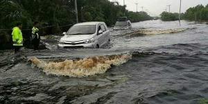 Terendam Banjir, Kendaraan yang Melintasi Jalan Lintas Timur di Pelalawan Mogok