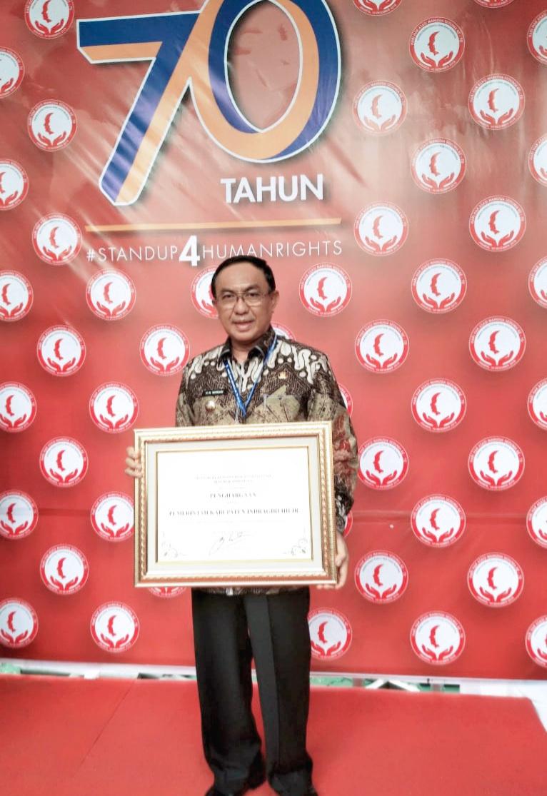 Inhil Dikukuhkan Sebagai Kabupaten Peduli HAM. Bupati Terima Penghargaan Kemenkumham RI Secara Simbolis