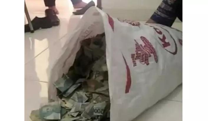 Rajin Menabung, Emak-Emak Beli Honda Beat Pakai Uang Recehan