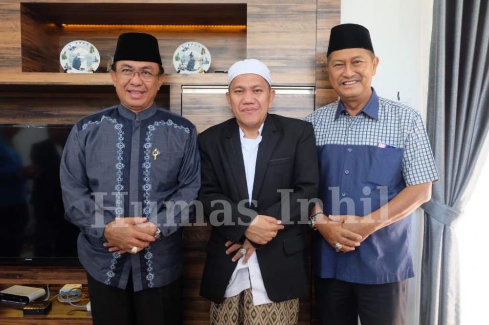 BUPATI & WAKIL BUPATI MELEPAS KEBERANGKATAN AL-USTADZ KH. ZHOFARUDDIN.