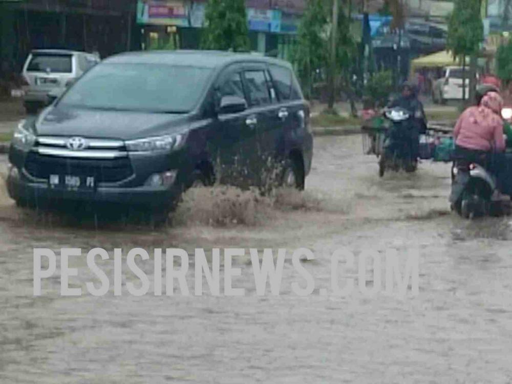 Hujan Sekejap, Jalan Lintas Riau-Sumut Bagan Batu Berubah Bak Sungai Meluap