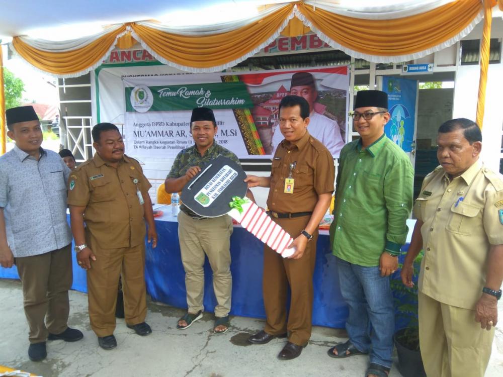 Peduli Dunia Kesehatan, Abdul Wahid Serahkan Bantuan Mobil Ambulance