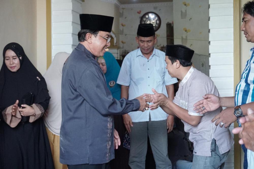 BUPATI HM. WARDAN MELAYAT KE RUMAH Alm. MOH. NUR
